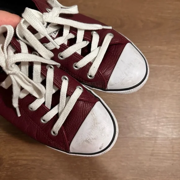 Converse Chuck Taylor Women’s Burgundy Leather Low-Top Sneakers Size 8 - Picture 4 of 8